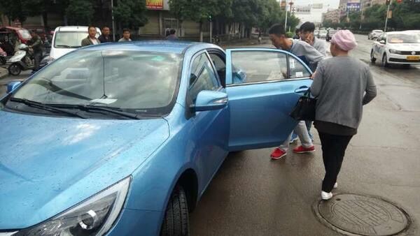 d.jpg 平?jīng)鲢葱履茉从邢挢?zé)任公司組織“愛心送考”車隊免費接送考生(圖3)