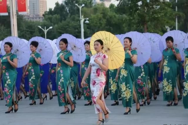 平?jīng)鲢垂军h委和興北路社區(qū)綠地廣場(chǎng)商圈黨建聯(lián)盟合作舉辦“謳歌新時(shí)代 共圓中國(guó)夢(mèng)”紀(jì)念改革開(kāi)放四十周年大型群眾廣場(chǎng)文化活動(dòng)(圖2) 平?jīng)鲢垂军h委和興北路社區(qū)綠地廣場(chǎng)商圈黨建聯(lián)盟合作舉辦“謳歌新時(shí)代 共圓中國(guó)夢(mèng)”紀(jì)念改革開(kāi)放四十周年大型群眾廣場(chǎng)文化活動(dòng)(圖2)