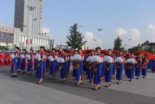 平?jīng)鲢垂军h委和興北路社區(qū)綠地廣場(chǎng)商圈黨建聯(lián)盟合作舉辦“謳歌新時(shí)代 共圓中國(guó)夢(mèng)”紀(jì)念改革開(kāi)放四十周年大型群眾廣場(chǎng)文化活動(dòng)(圖6) 平?jīng)鲢垂军h委和興北路社區(qū)綠地廣場(chǎng)商圈黨建聯(lián)盟合作舉辦“謳歌新時(shí)代 共圓中國(guó)夢(mèng)”紀(jì)念改革開(kāi)放四十周年大型群眾廣場(chǎng)文化活動(dòng)(圖6)