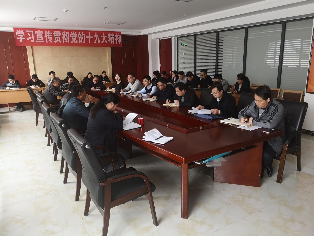 平?jīng)鲢垂菊匍_機(jī)關(guān)人員進(jìn)下屬企業(yè)掛職鍛煉參與生產(chǎn)經(jīng)營工作動(dòng)員會(huì)(圖2) 平?jīng)鲢垂菊匍_機(jī)關(guān)人員進(jìn)下屬企業(yè)掛職鍛煉參與生產(chǎn)經(jīng)營工作動(dòng)員會(huì)(圖2)