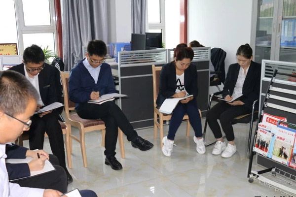 機(jī)關(guān)支部組織集體學(xué)習(xí)(圖2) 機(jī)關(guān)支部組織集體學(xué)習(xí)(圖2)