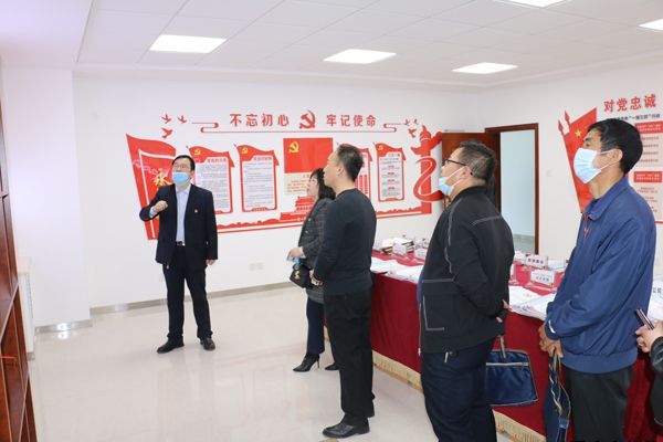 涇川縣循環(huán)經(jīng)濟(jì)產(chǎn)業(yè)園區(qū)管委會(huì)副主任袁紅燕一行來我公司考察調(diào)研(圖2) 涇川縣循環(huán)經(jīng)濟(jì)產(chǎn)業(yè)園區(qū)管委會(huì)副主任袁紅燕一行來我公司考察調(diào)研(圖2)