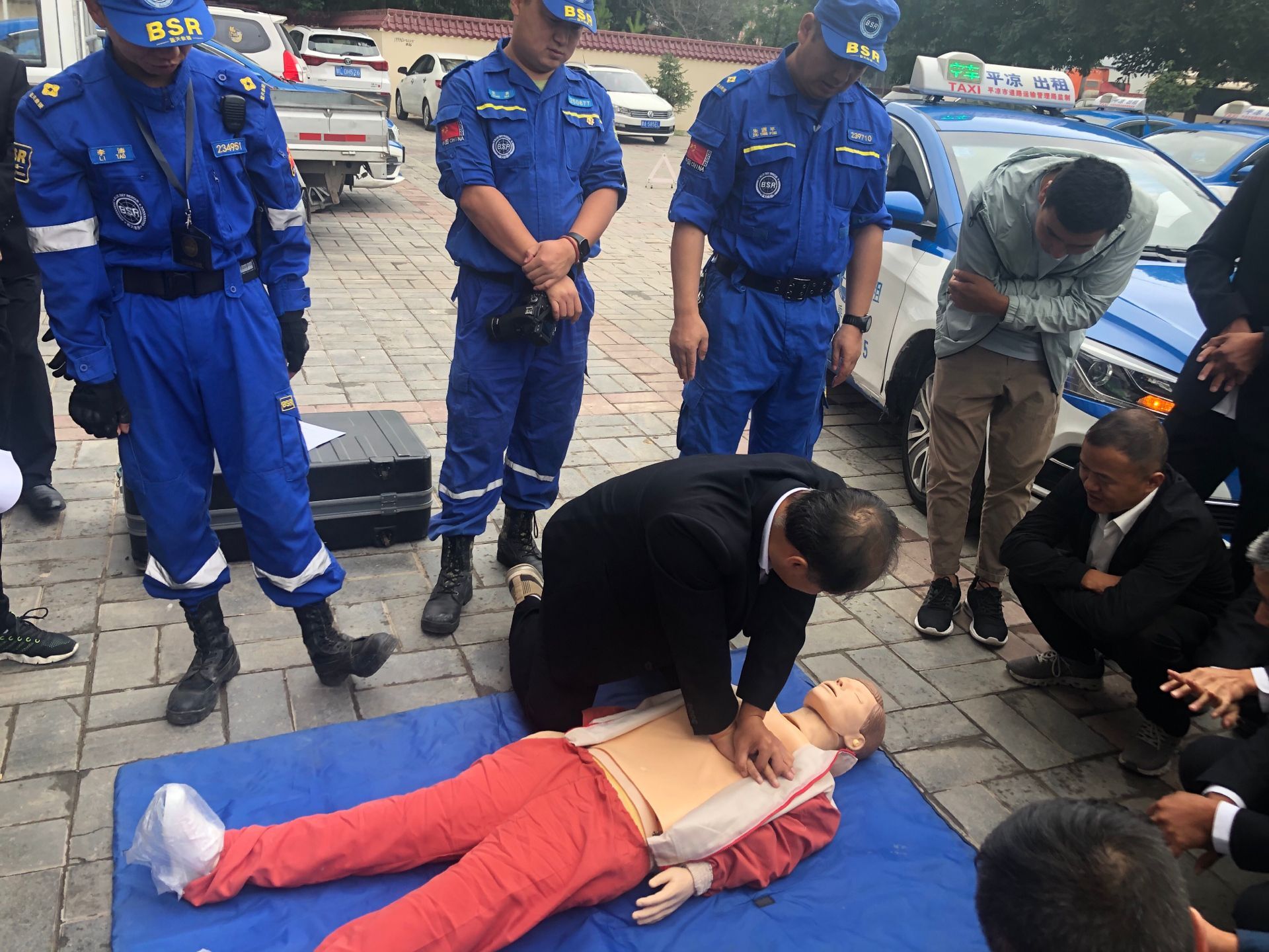 藍(lán)天救援隊(duì)走進(jìn)泓源新能源出租汽車公司開展應(yīng)急救護(hù)培訓(xùn)活動(dòng)(圖2) 藍(lán)天救援隊(duì)走進(jìn)泓源新能源出租汽車公司開展應(yīng)急救護(hù)培訓(xùn)活動(dòng)(圖2)