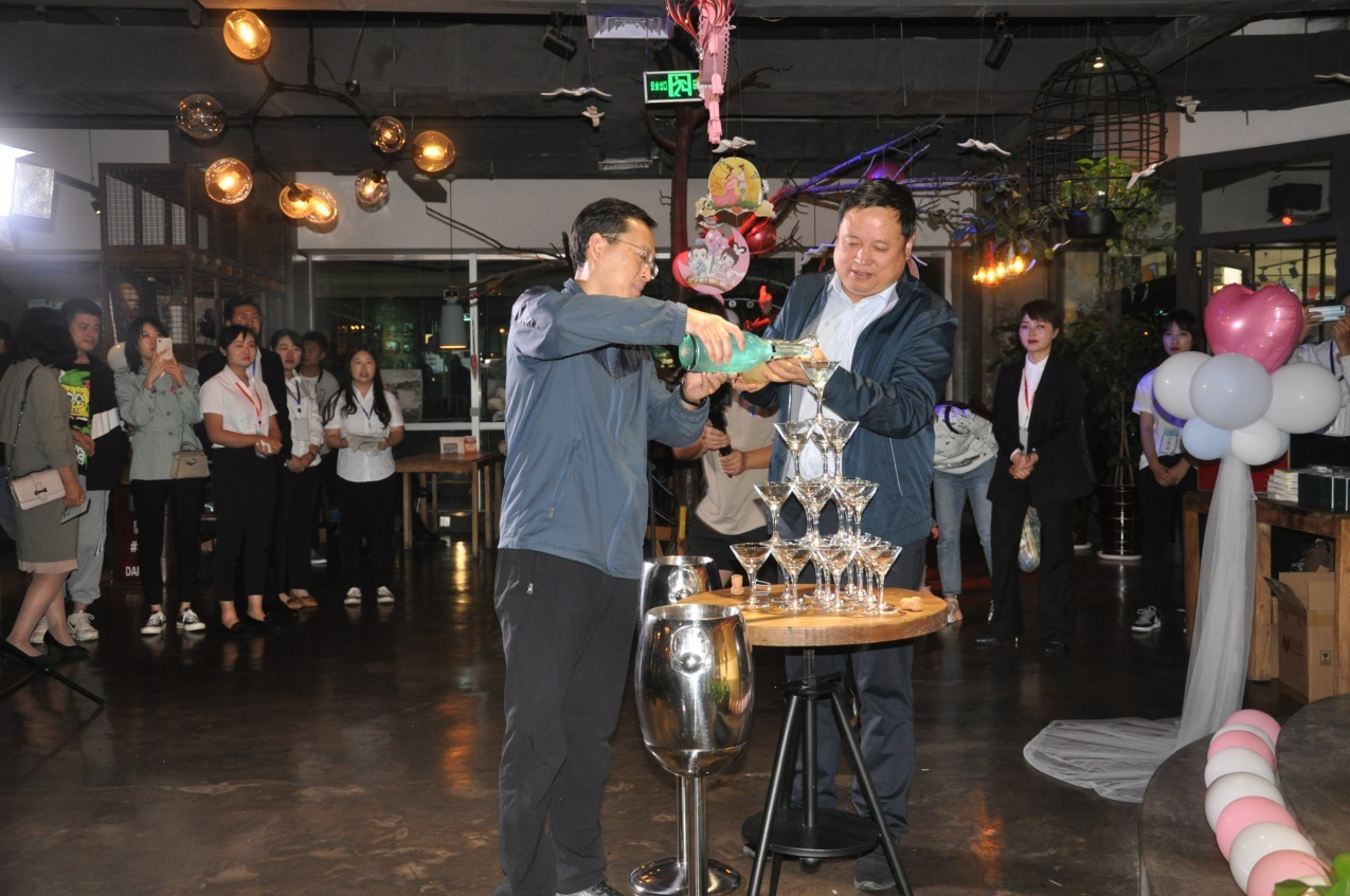 泓源公司舉辦“情定七夕·緣來(lái)是你”政銀企青年聯(lián)誼活動(dòng)(圖2) 泓源公司舉辦“情定七夕·緣來(lái)是你”政銀企青年聯(lián)誼活動(dòng)(圖2)