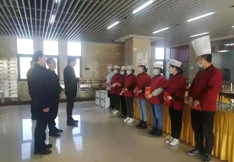 工業(yè)園區(qū)管委會、泓源公司慰問園區(qū)機(jī)關(guān)保安門衛(wèi)等一線人員(圖3)