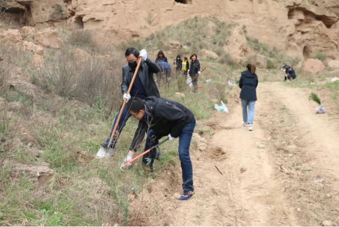 泓源公司開(kāi)展義務(wù)植樹(shù)活動(dòng)(圖2) 泓源公司開(kāi)展義務(wù)植樹(shù)活動(dòng)(圖2)