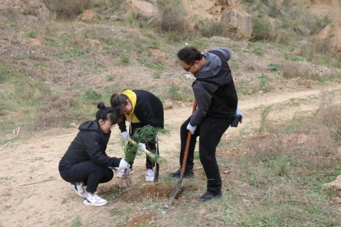 泓源公司開(kāi)展義務(wù)植樹(shù)活動(dòng)(圖3) 泓源公司開(kāi)展義務(wù)植樹(shù)活動(dòng)(圖3)