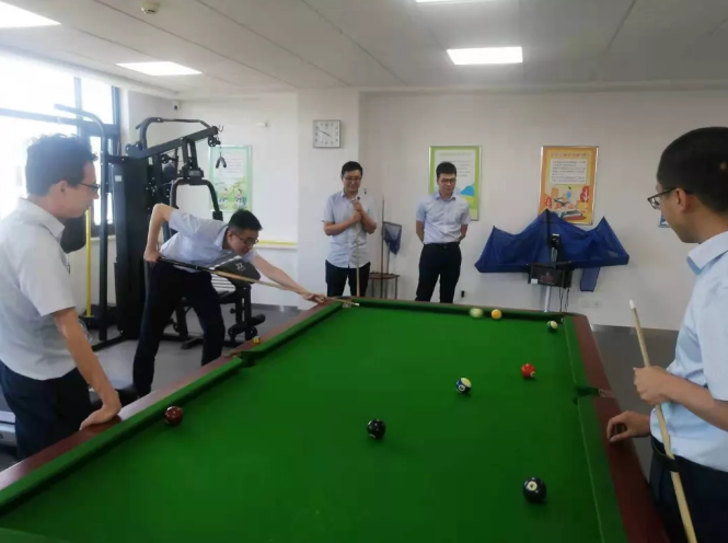 泓源公司臺(tái)球興趣小組開展活動(dòng)(圖2) 泓源公司臺(tái)球興趣小組開展活動(dòng)(圖2)