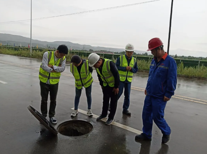 泓源城東污水處理公司組織對平?jīng)銎钸B山水泥廠外排口進(jìn)行接水前驗(yàn)收(圖3) 泓源城東污水處理公司組織對平?jīng)銎钸B山水泥廠外排口進(jìn)行接水前驗(yàn)收(圖3)