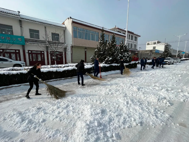文明創(chuàng)建我先行——市產投集團深入創(chuàng)城包抓村社開展清掃積雪志愿服務活動(圖2) 文明創(chuàng)建我先行——市產投集團深入創(chuàng)城包抓村社開展清掃積雪志愿服務活動(圖2)