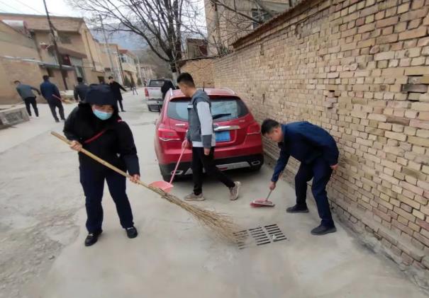 市產(chǎn)投集團(tuán)團(tuán)委開展“學(xué)雷鋒義務(wù)清掃活動”(圖2) 市產(chǎn)投集團(tuán)團(tuán)委開展“學(xué)雷鋒義務(wù)清掃活動”(圖2)